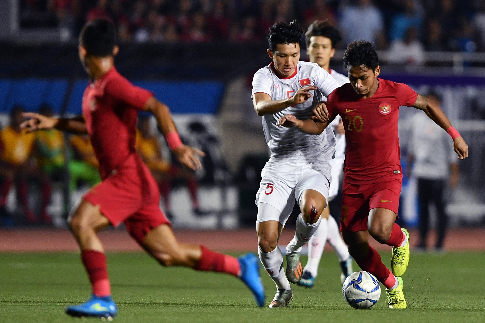 Khoanh khac nguoi hung cua Doan Van Hau o chung ket SEA Games hinh anh