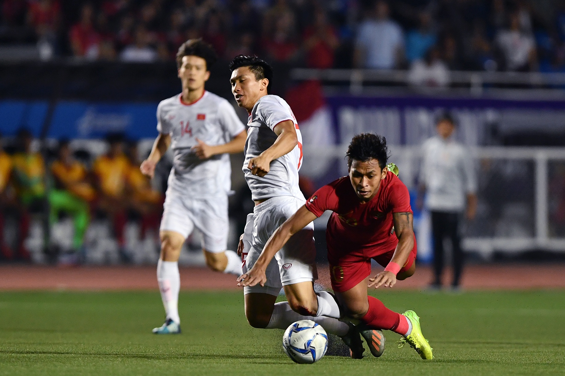 khoanh khac len dinh cua Van Hau anh 2