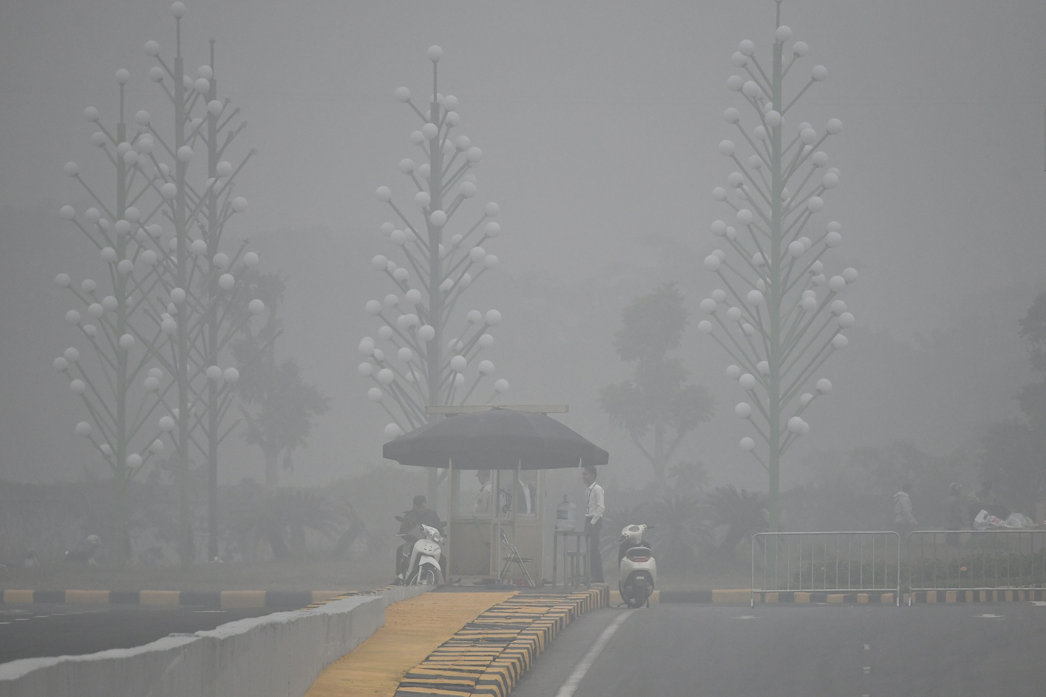 O nhiem khong khi tang cao, Ha Noi mit mo nhu o mien nui hinh anh