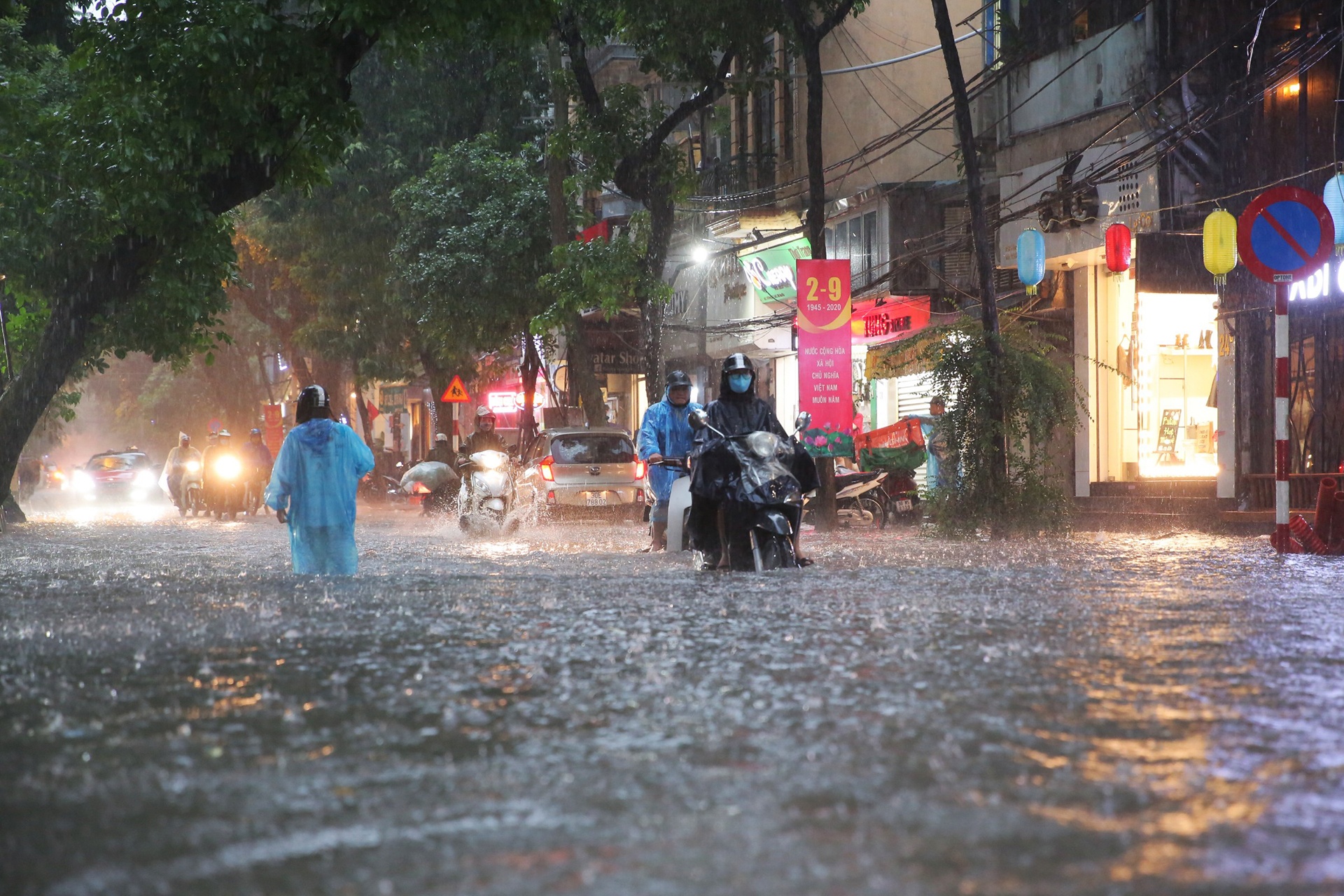 mua lon o Ha Noi gay ngap anh 1
