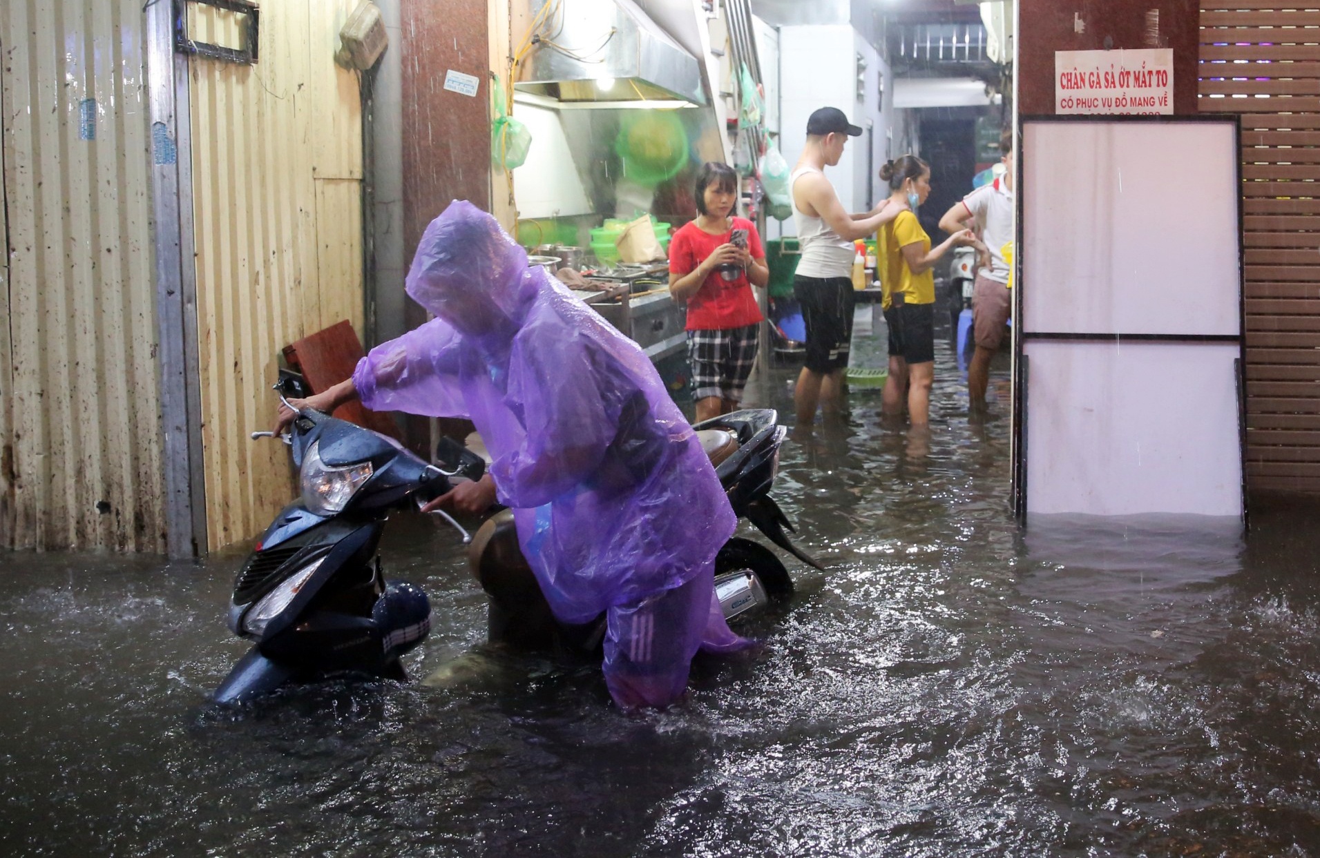 mua lon o Ha Noi gay ngap anh 15