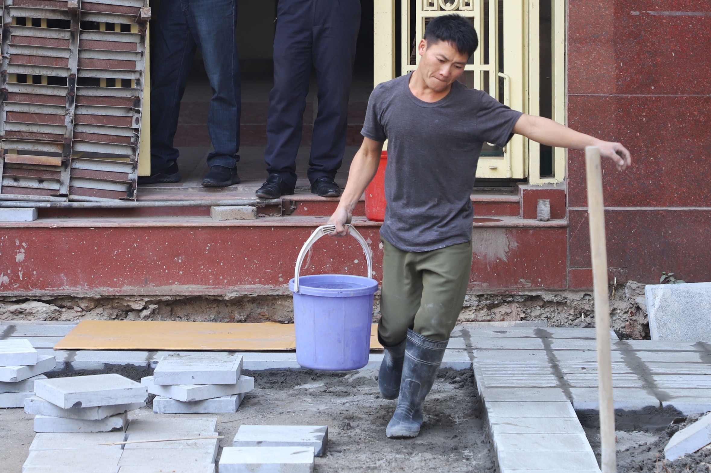 Ha Noi mit mu trong o nhiem: Via he thanh dai cong truong hinh anh