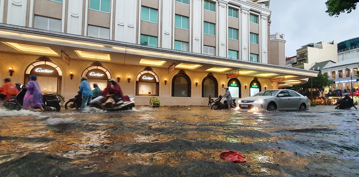 Pho quanh ho Guom ngap sau sau mua lon hinh anh