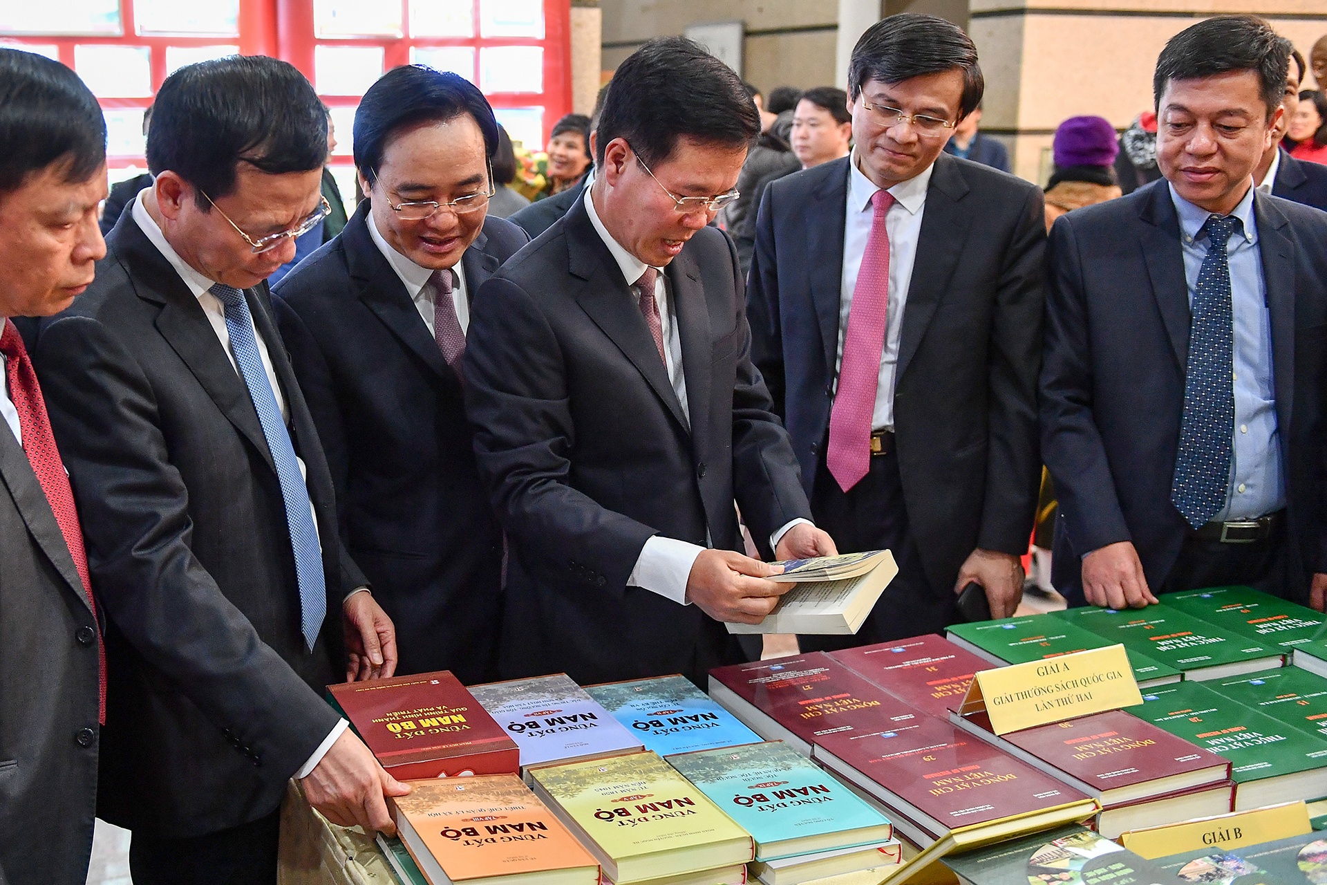 Sach do co GS Phan Huy Le chu bien dat giai A giai Sach Quoc gia 2019 hinh anh