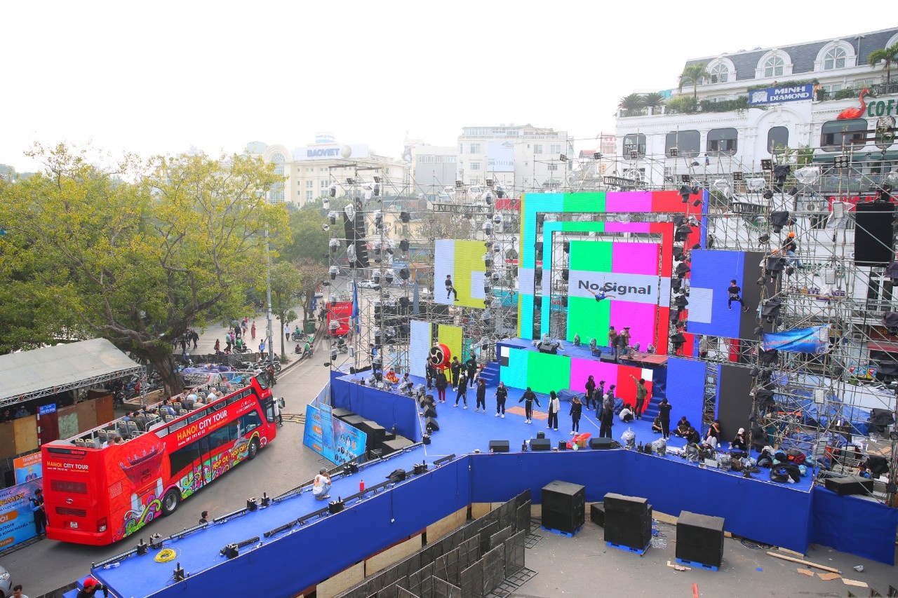 San khau hoanh trang dien ra dem dai nhac hoi cuoi nam o TP.HCM anh 8