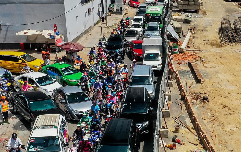 Lo cot giang khap duong pho TP.HCM giap Tet hinh anh