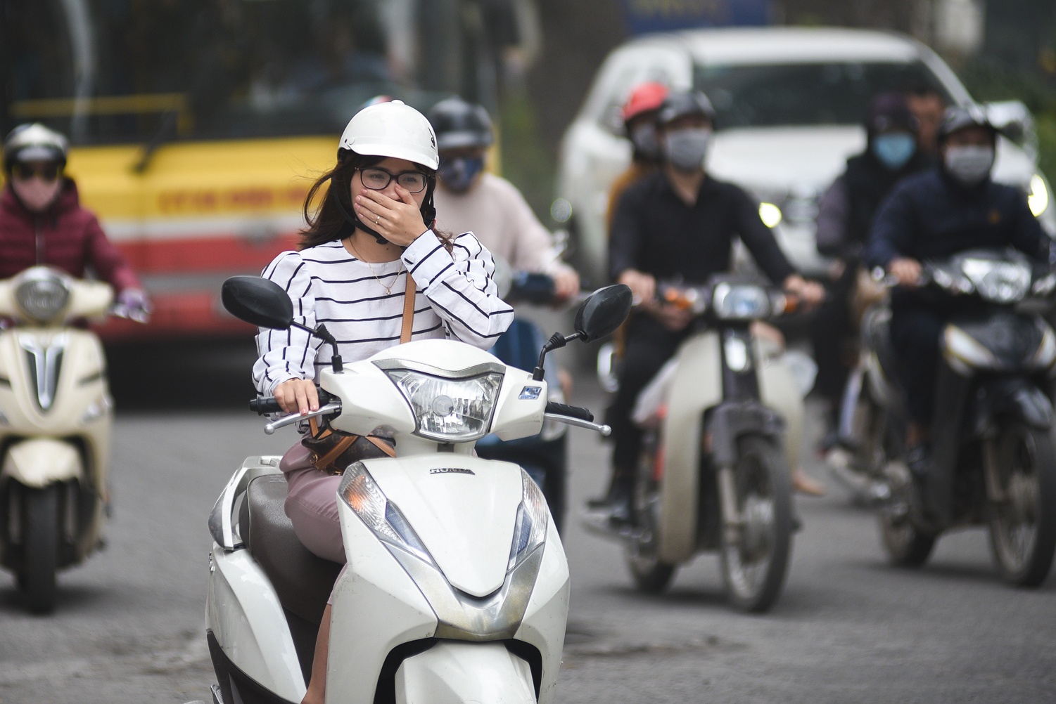 Duong pho bi lat tung len sua chua dip cuoi nam hinh anh