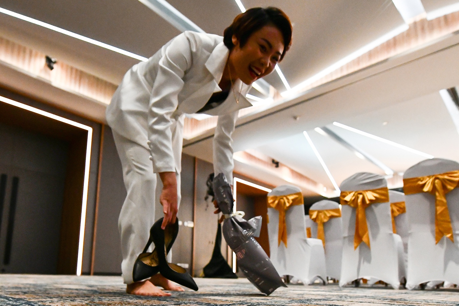 Cac nu tuyen thu Viet Nam xach giay di chan dat du tiec hinh anh