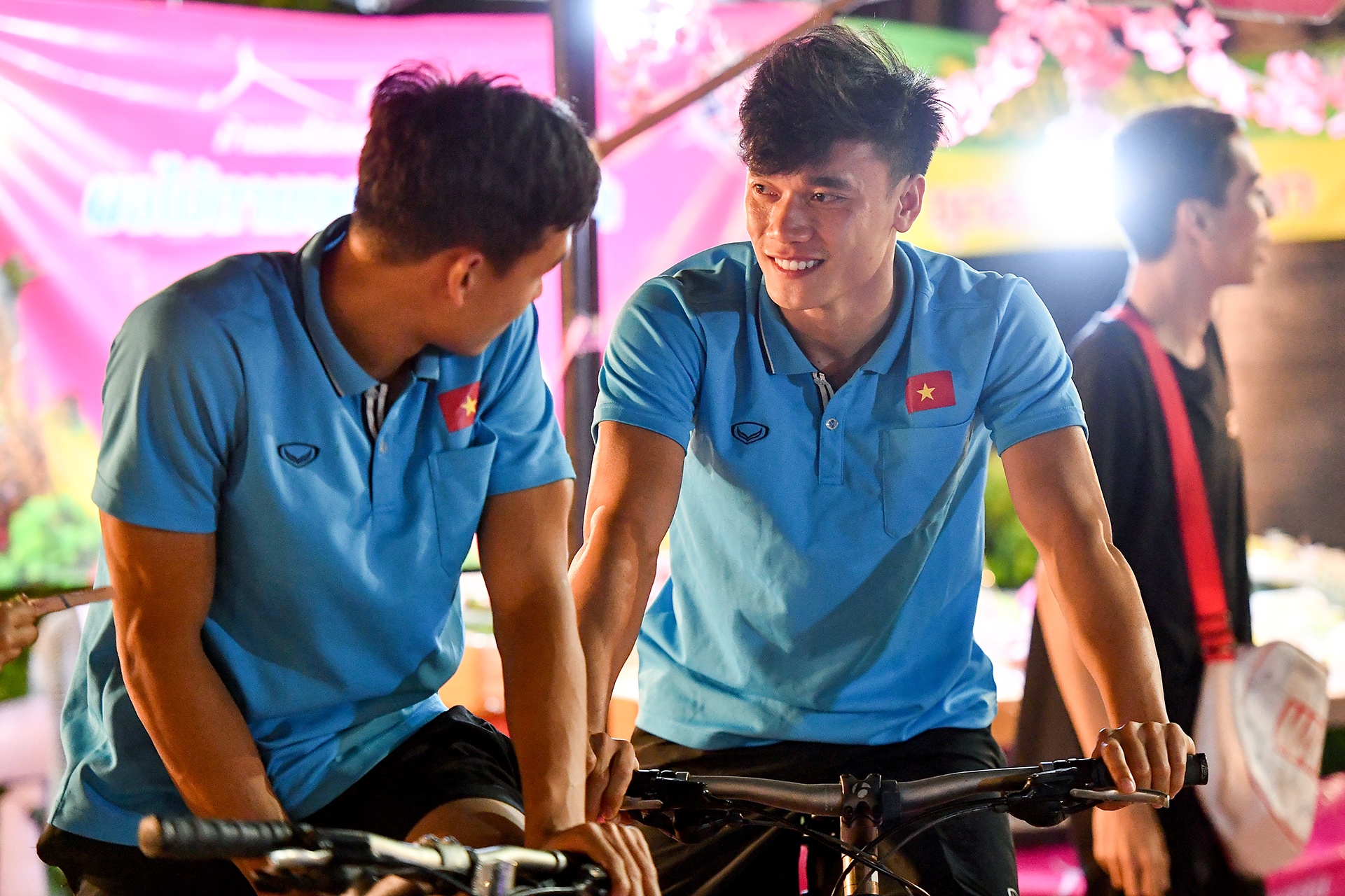 U23 Viet Nam dao choi cho dem bang xe dap anh 1