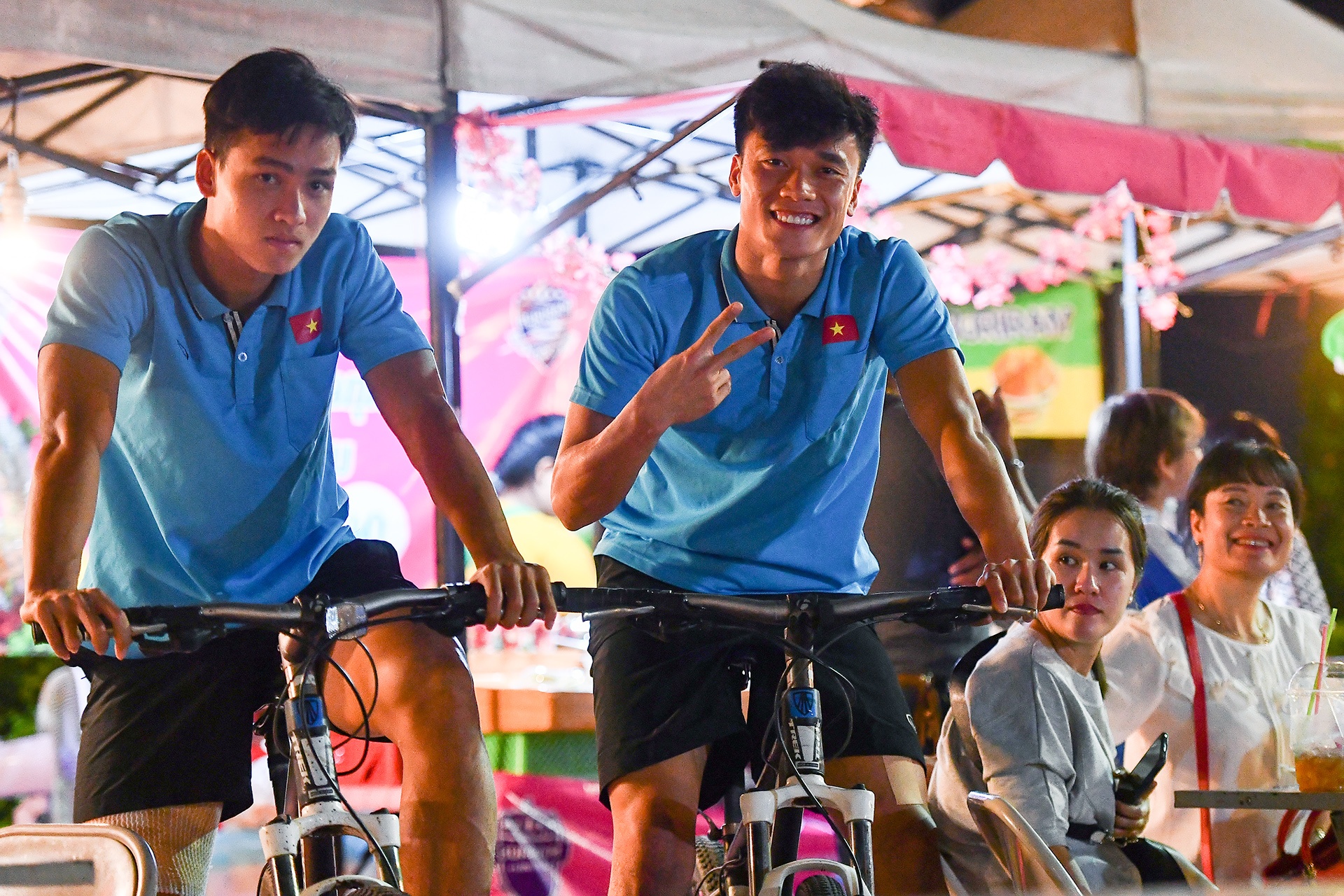 U23 Viet Nam dao choi cho dem bang xe dap anh 2