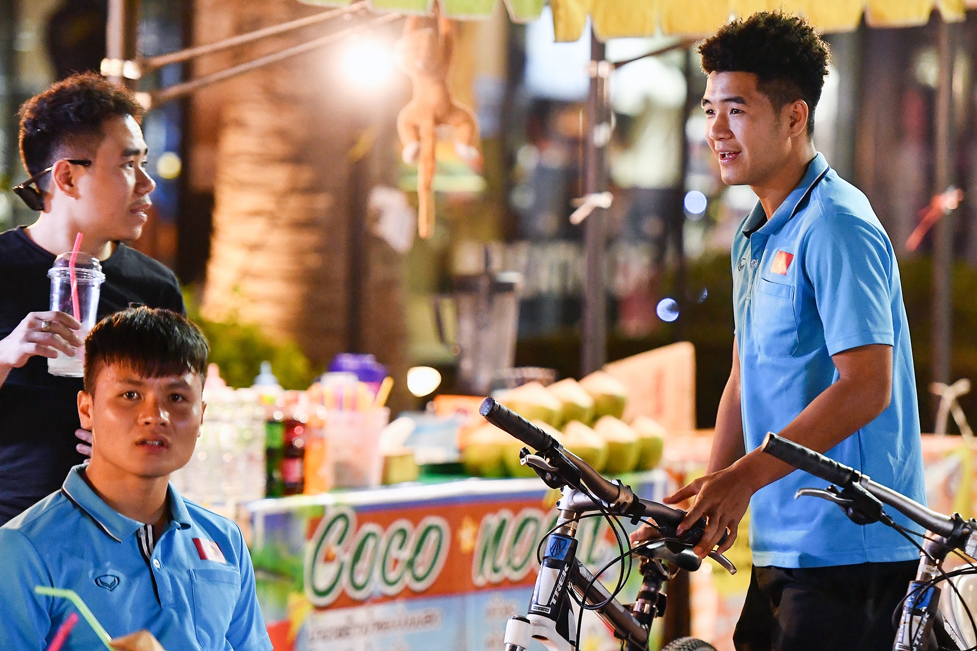 U23 Viet Nam dao choi cho dem bang xe dap anh 4