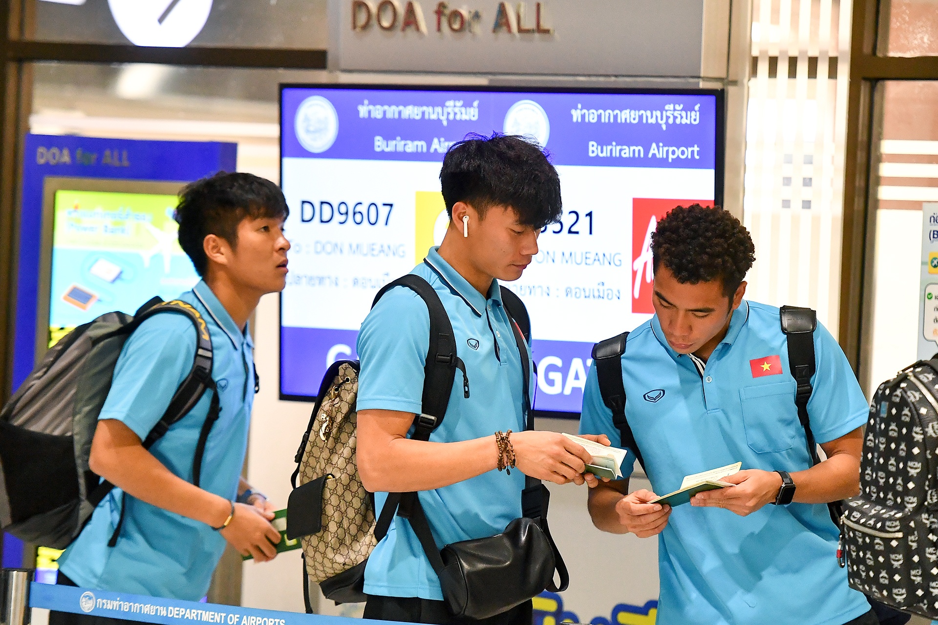 U23 Viet Nam roi Buriram ve Bangkok anh 1