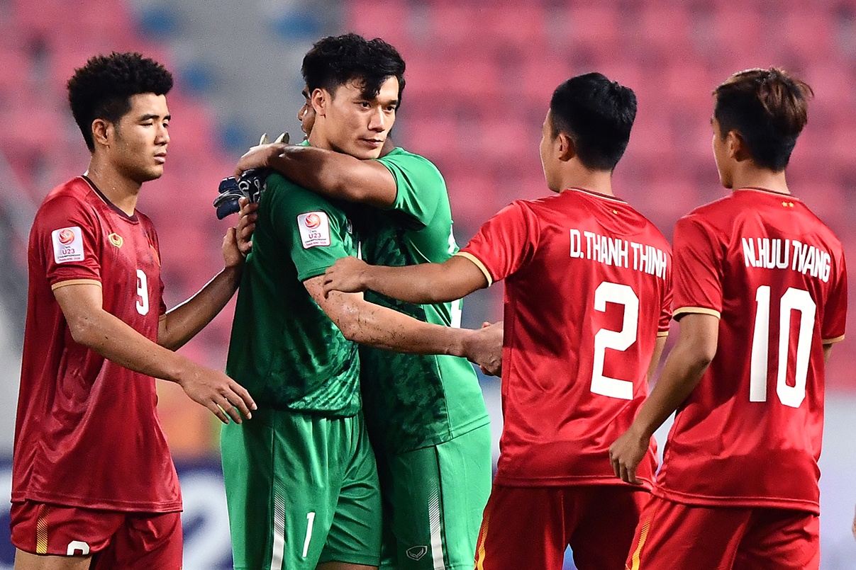 Dong doi an ui thu mon Bui Tien Dung sau tran thua U23 Trieu Tien hinh anh