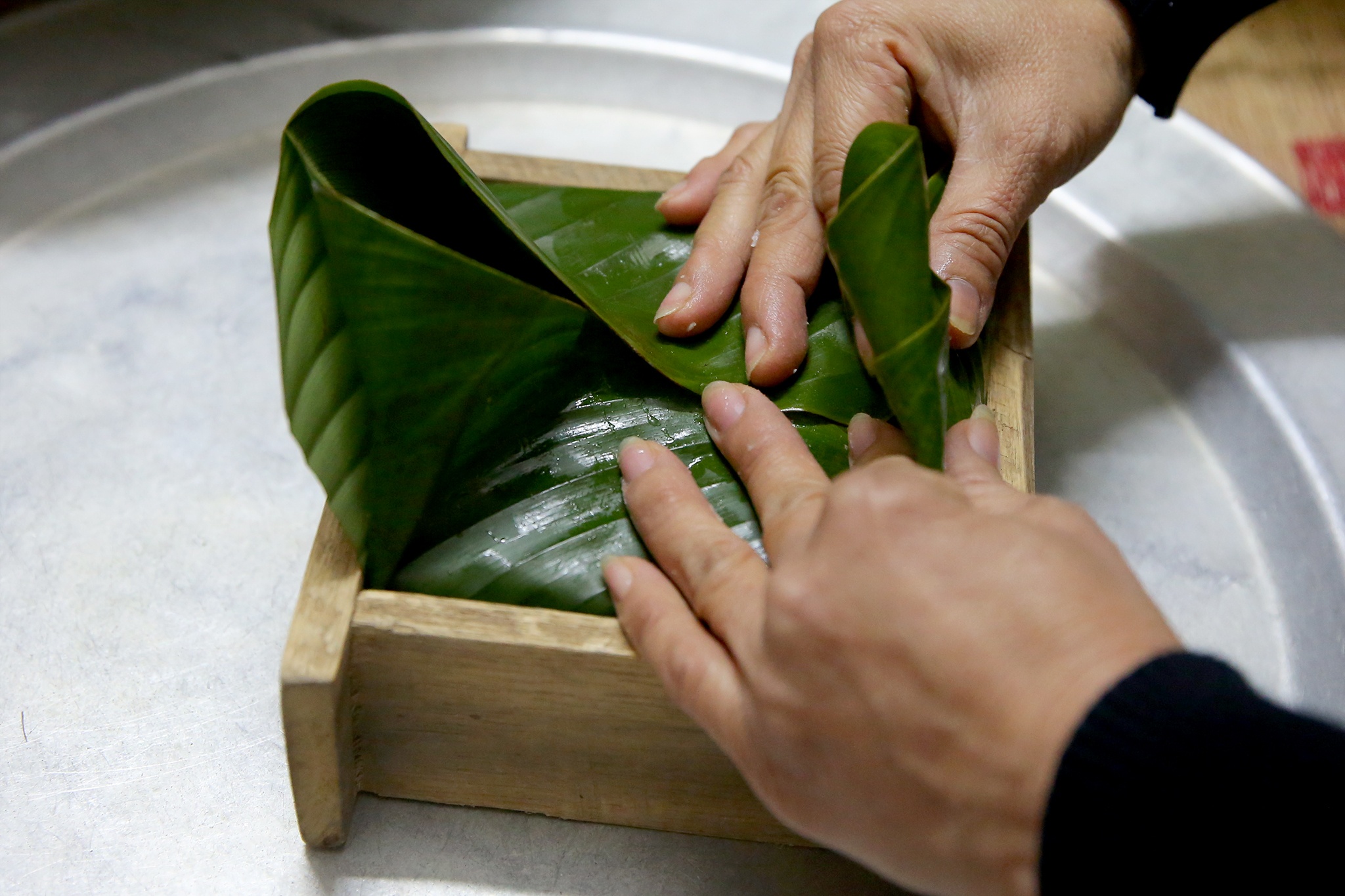 Canh goi banh chung truyen thong o mot gia dinh Ha thanh hinh anh