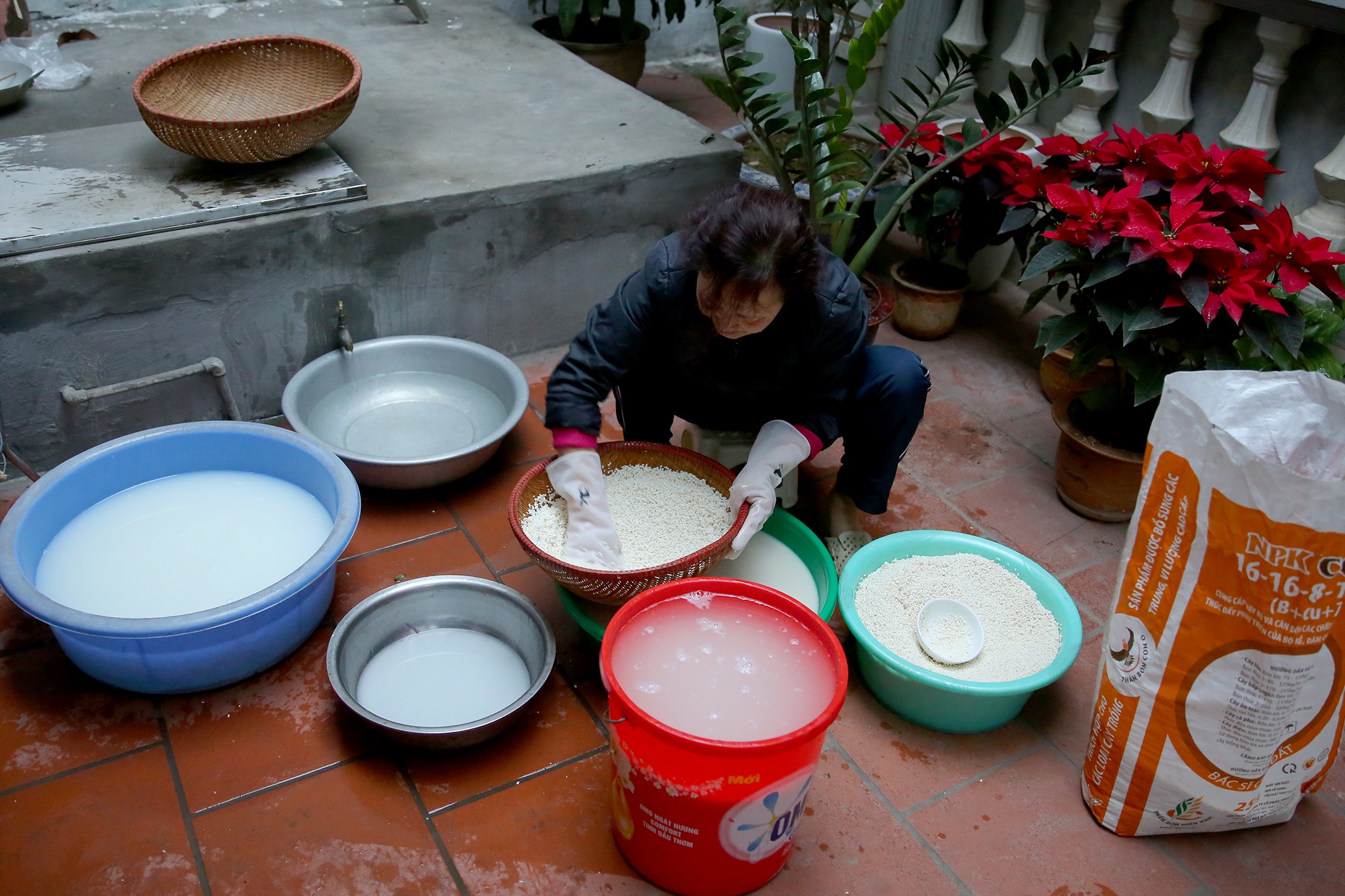 cac gia dinh goi banh chung anh 1