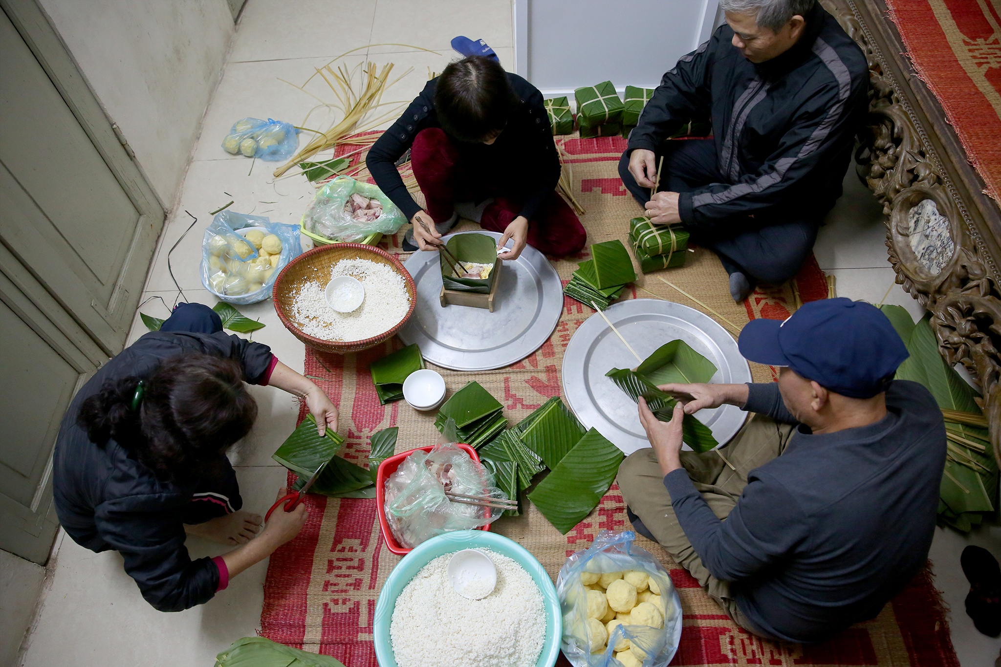 cac gia dinh goi banh chung anh 5