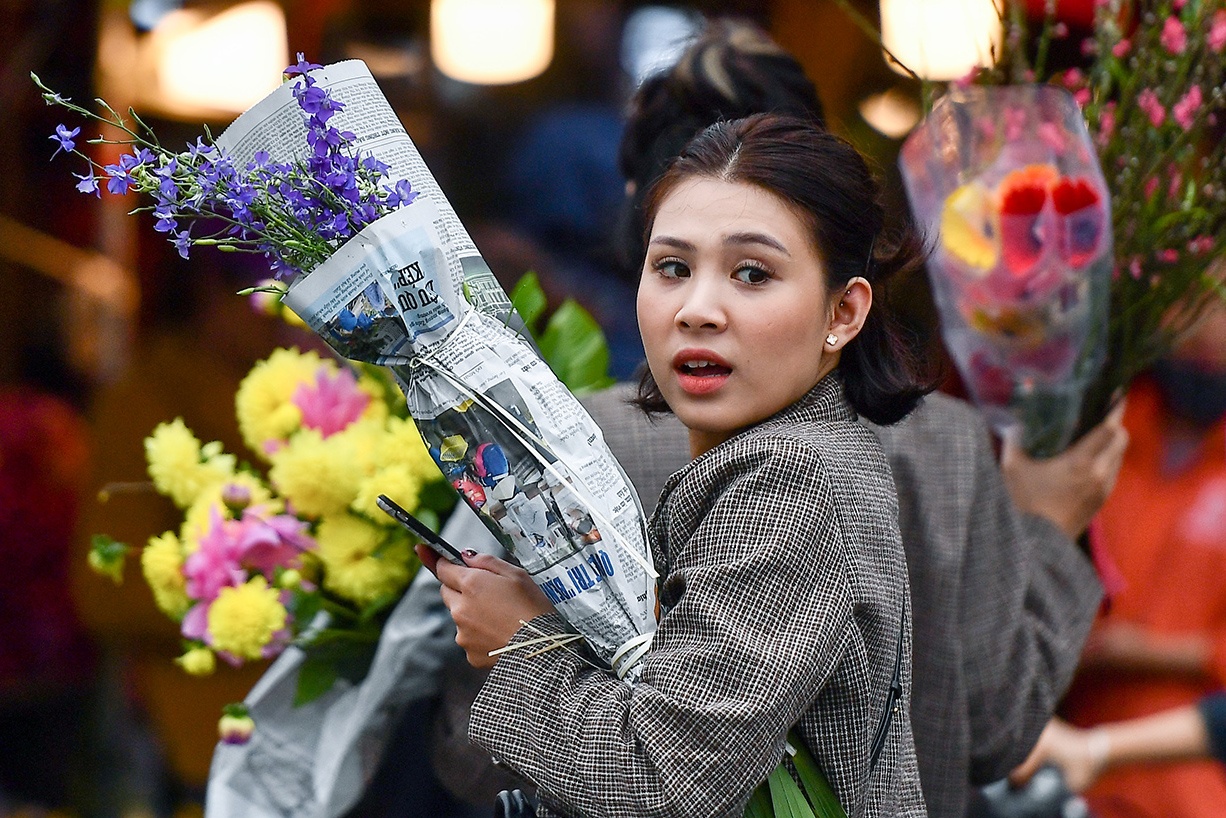 Mua hoa hong, cuc gia re, nhat lay on bo di ngay 30 Tet hinh anh