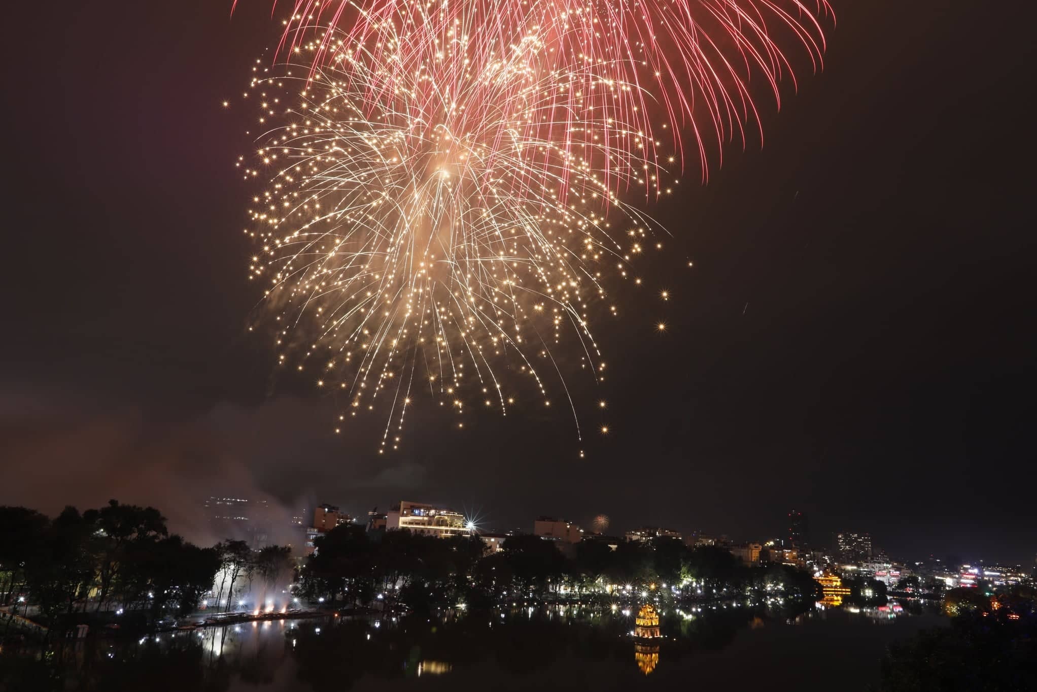 phao hoa ho Guom don giao thua anh 6