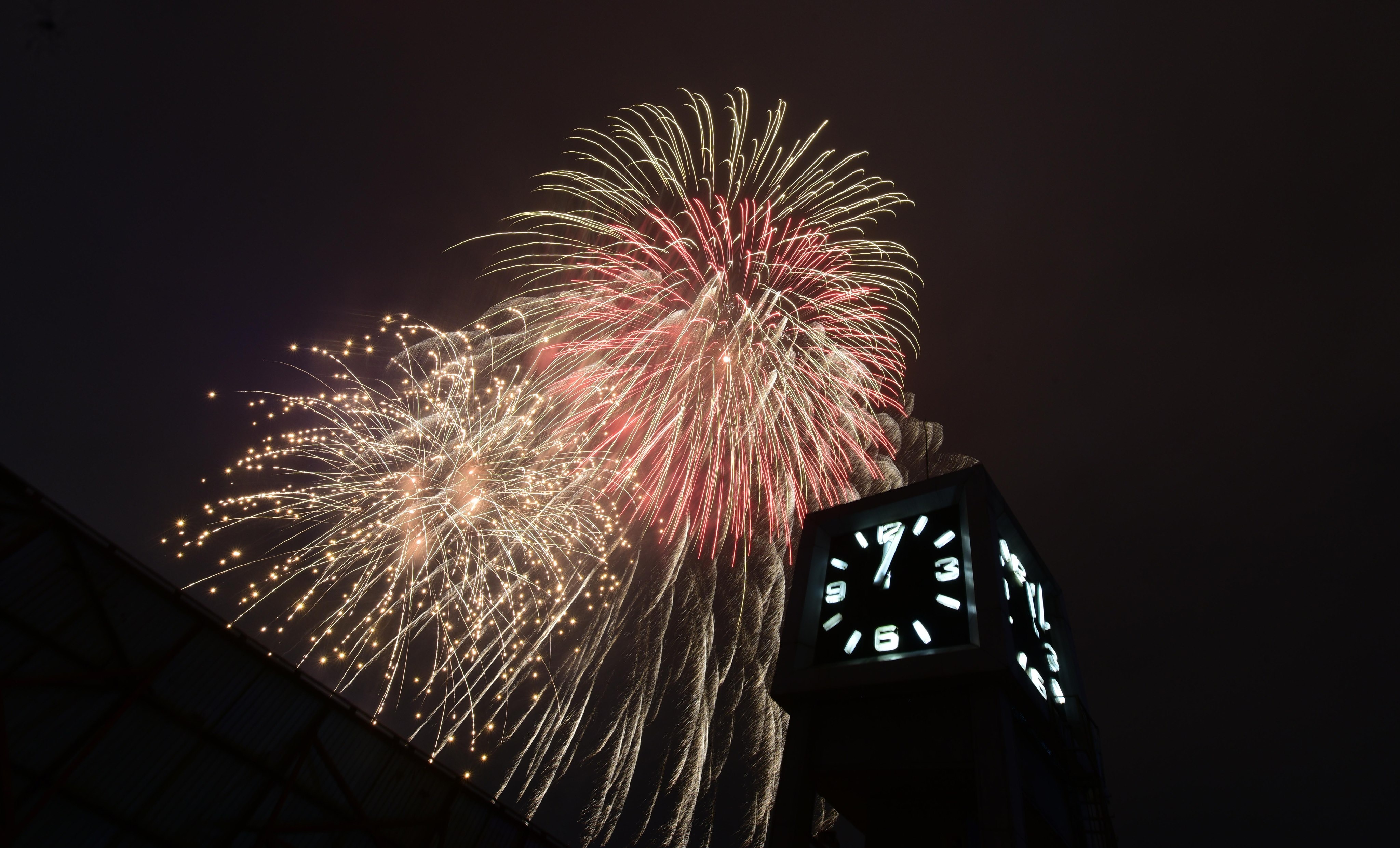 Phao hoa don giao thua sau mua o ho Guom hinh anh