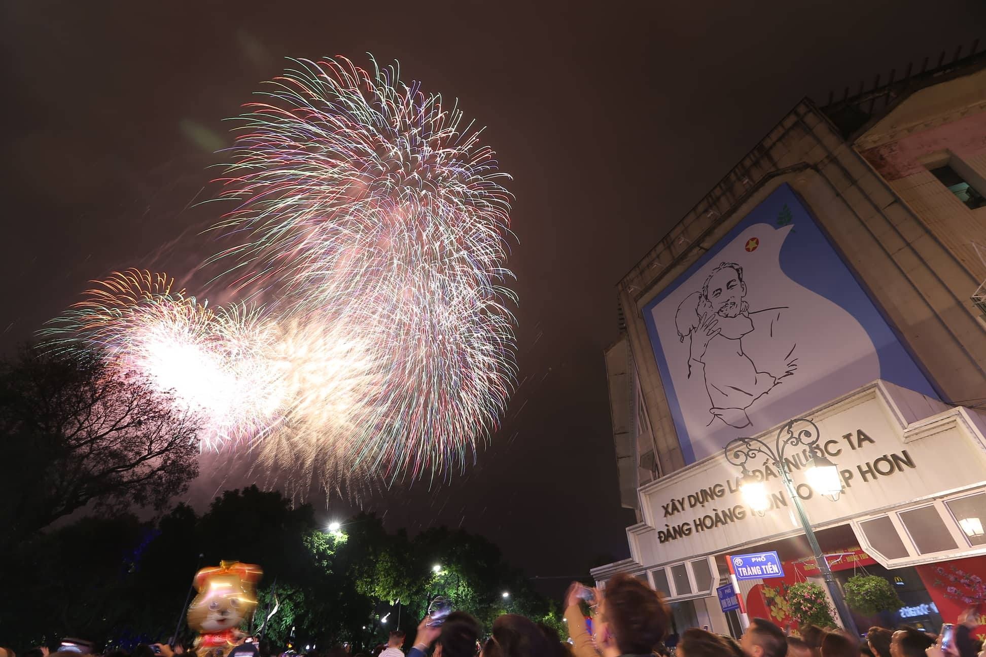 phao hoa ho Guom don giao thua anh 3