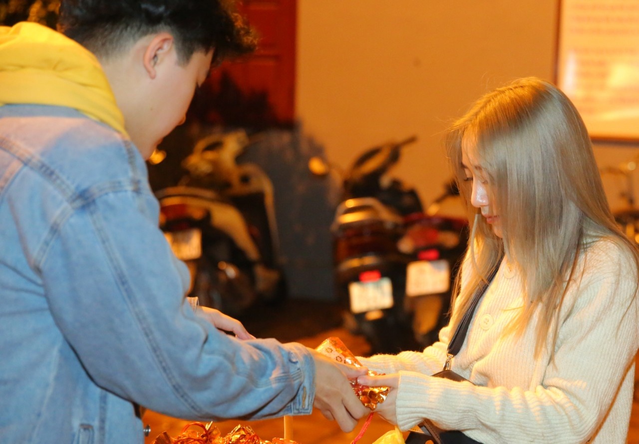 di le phu Tay Ho mung 1 Tet anh 10