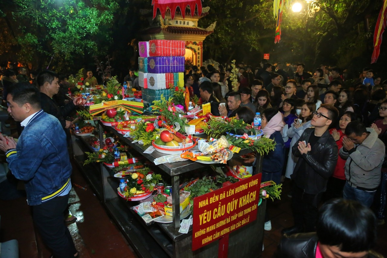 di le phu Tay Ho mung 1 Tet anh 1