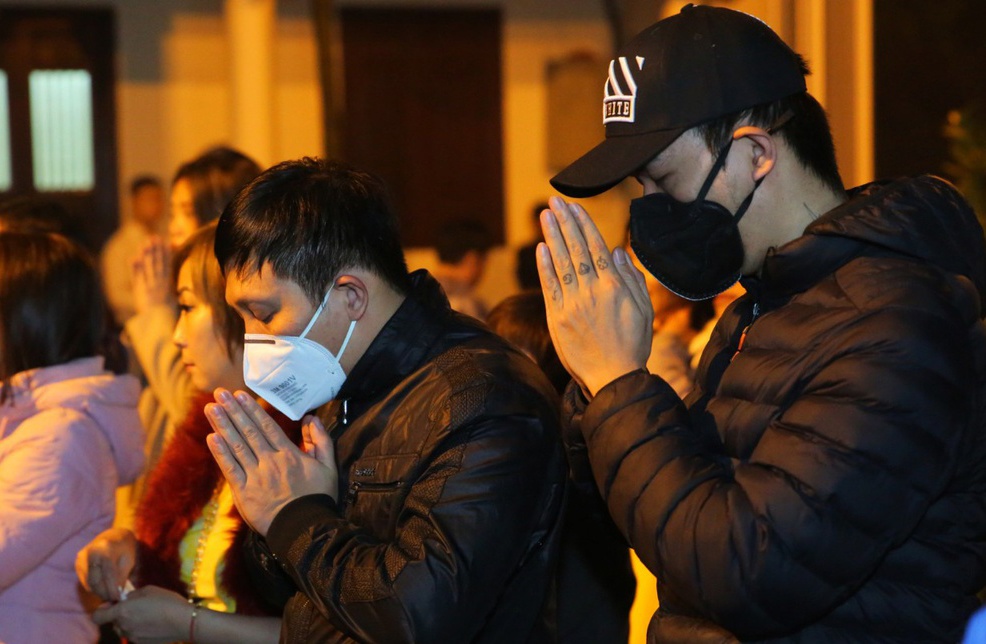 Nguoi dan deo khau trang di le phu sau giao thua hinh anh