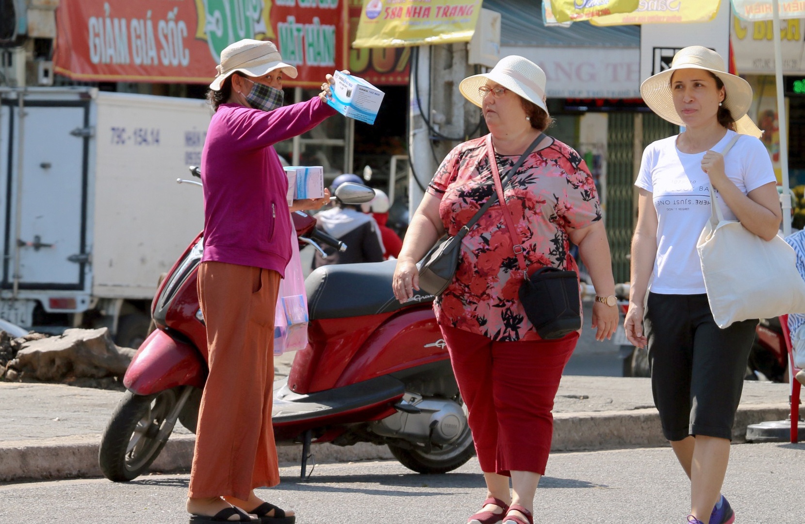 deo khau trang khap cac dia danh du lich anh 12
