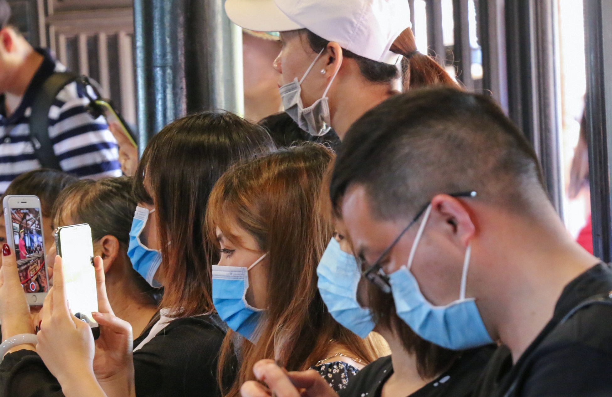 deo khau trang khap cac dia danh du lich anh 11