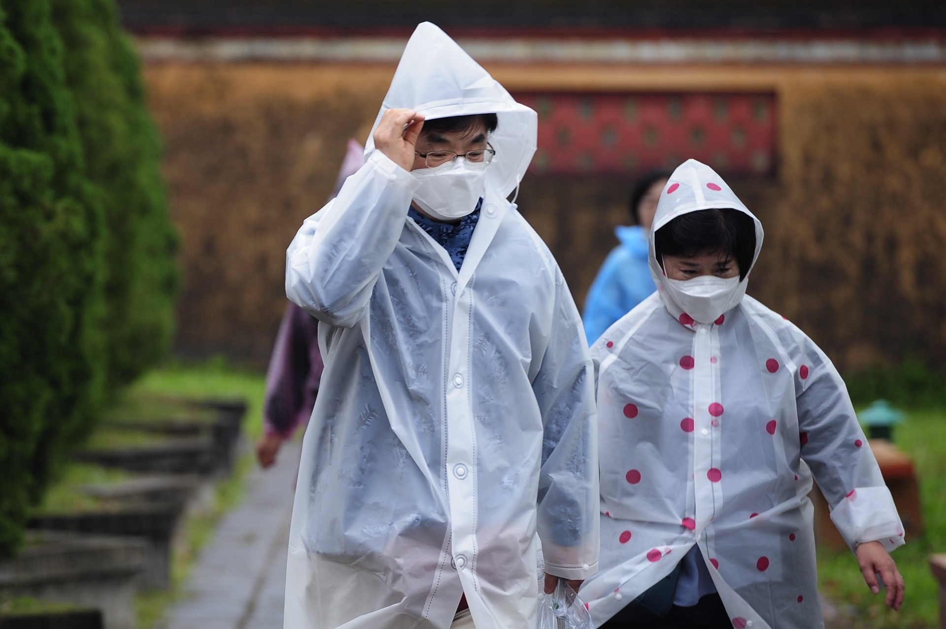 deo khau trang khap cac dia danh du lich anh 9