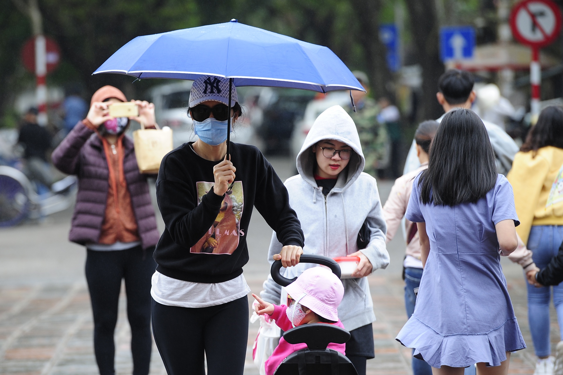 deo khau trang khap cac dia danh du lich anh 10