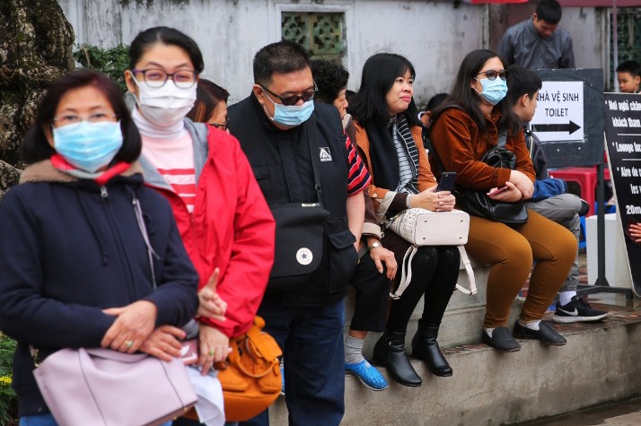 deo khau trang khap cac dia danh du lich anh 4