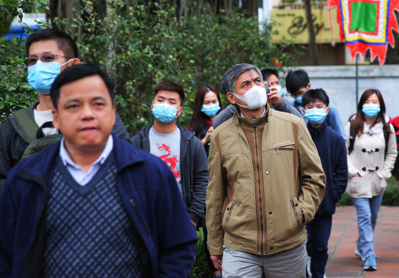 Tran ngap canh deo khau trang du xuan tu Bac vao Nam hinh anh