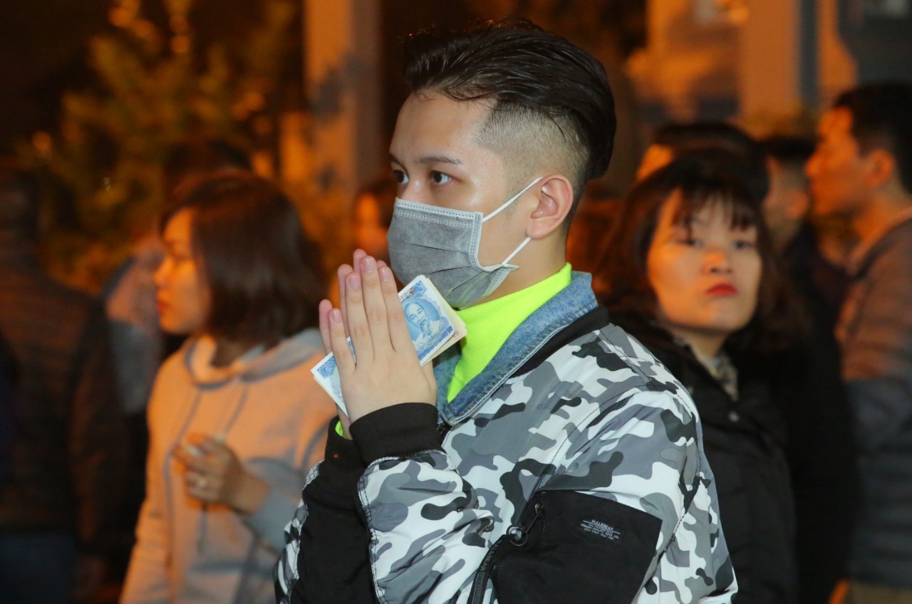 deo khau trang khap cac dia danh du lich anh 6