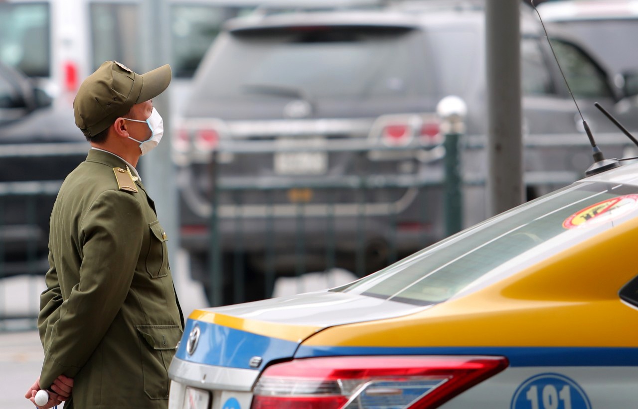 deo khau trang iwr san bay Noi Bai anh 3