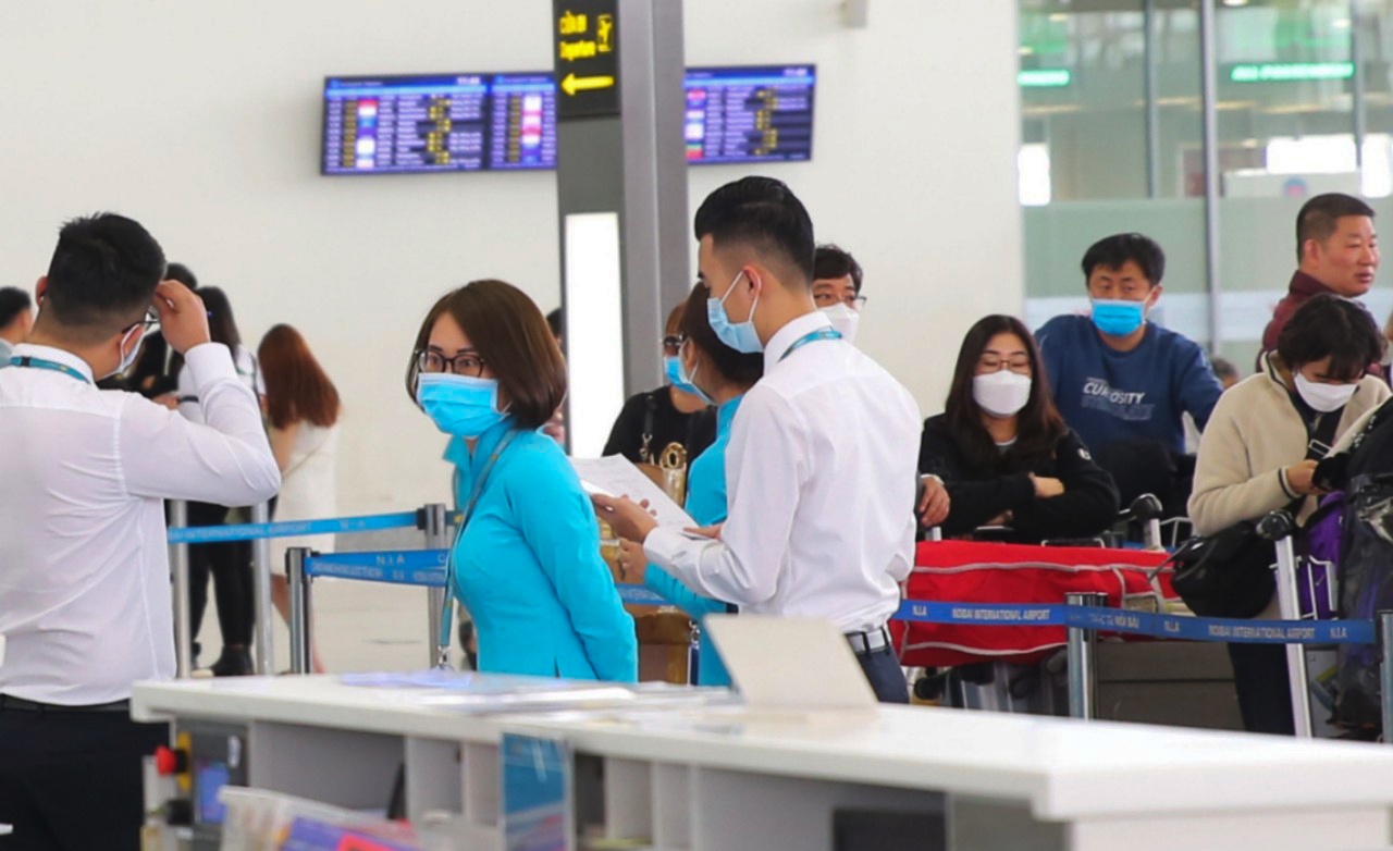 deo khau trang iwr san bay Noi Bai anh 13