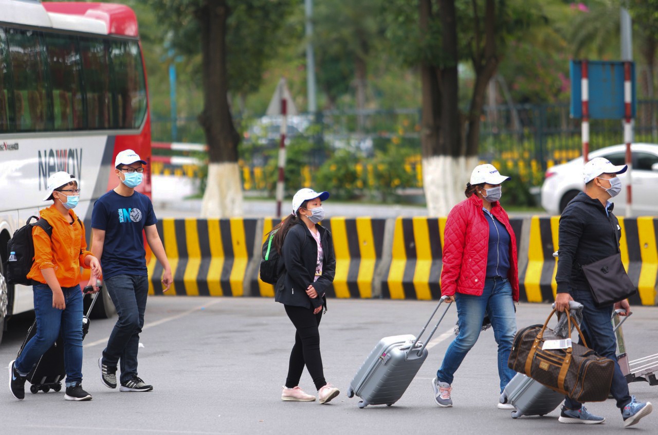 deo khau trang iwr san bay Noi Bai anh 14