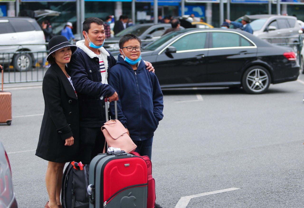 deo khau trang iwr san bay Noi Bai anh 11