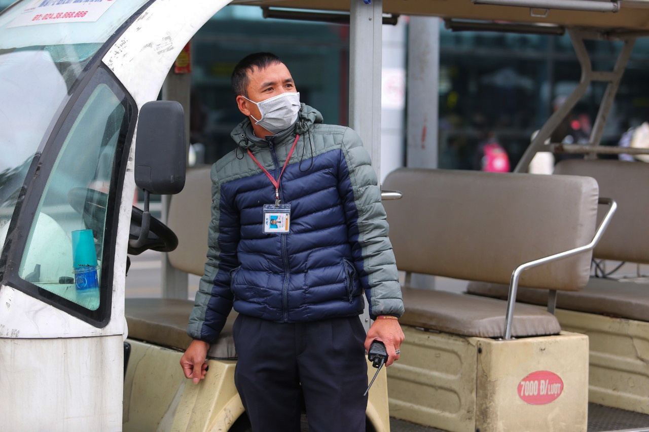 deo khau trang iwr san bay Noi Bai anh 6