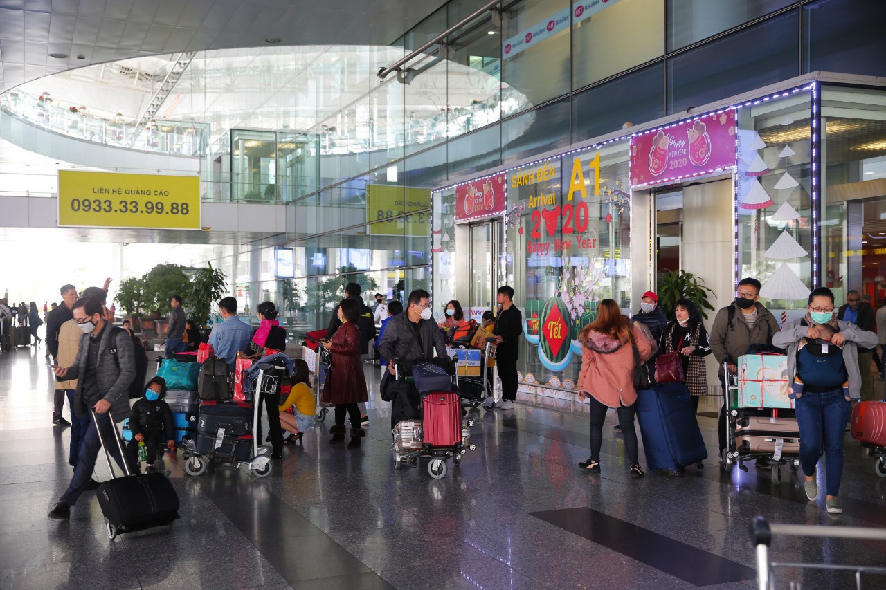 deo khau trang iwr san bay Noi Bai anh 1