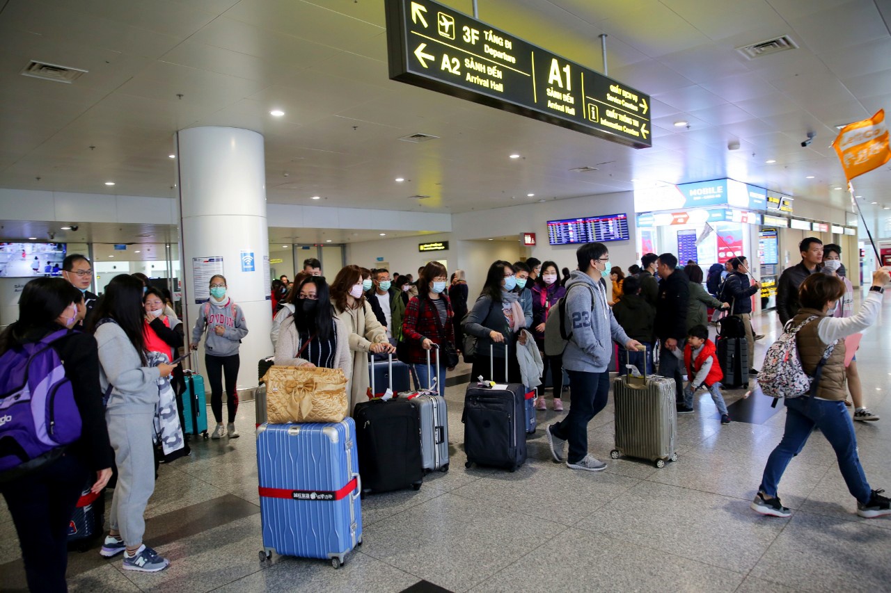 deo khau trang iwr san bay Noi Bai anh 2