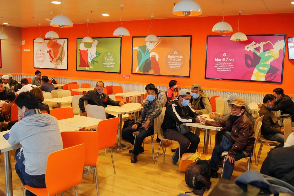 deo khau trang iwr san bay Noi Bai anh 4