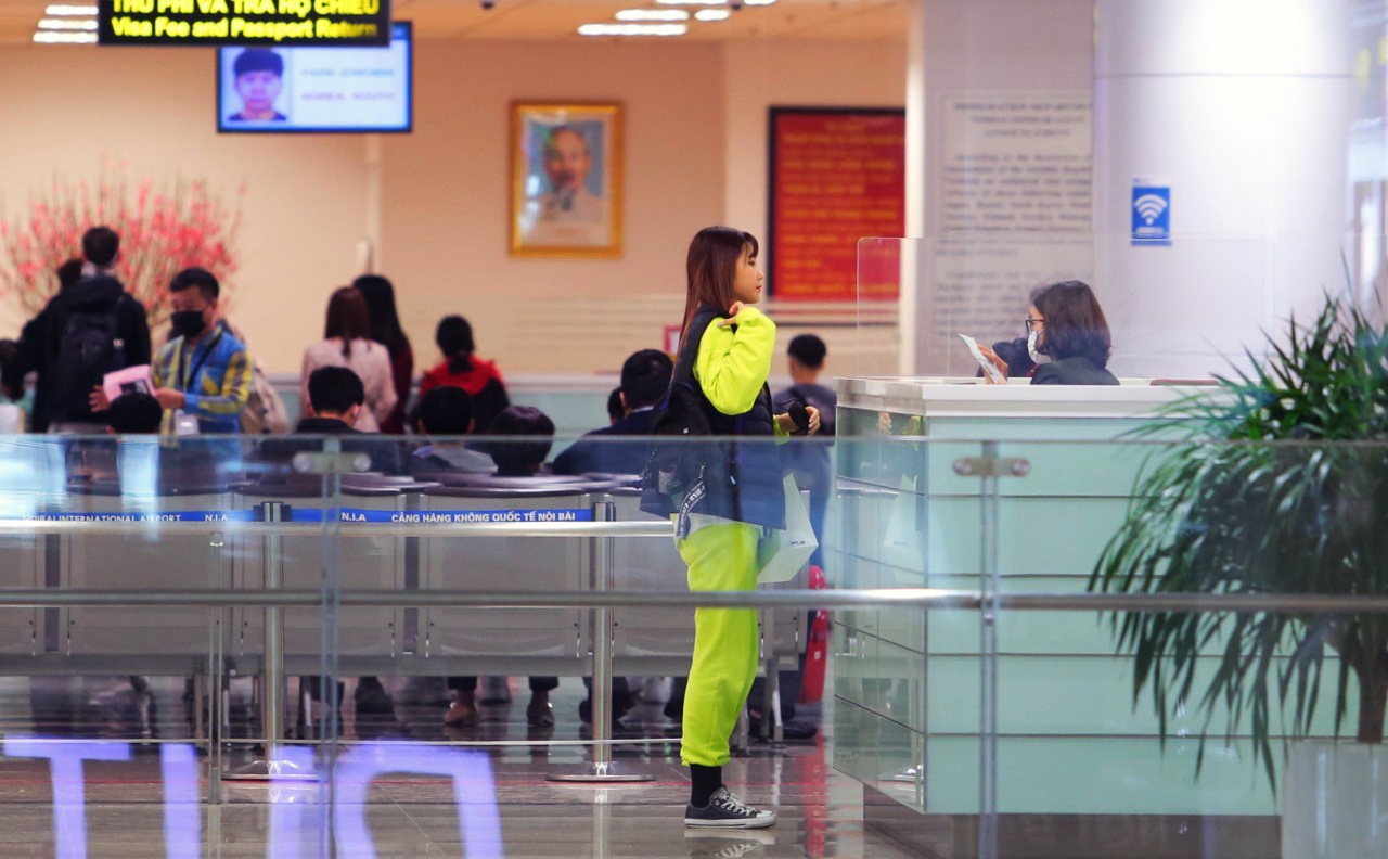 deo khau trang iwr san bay Noi Bai anh 5