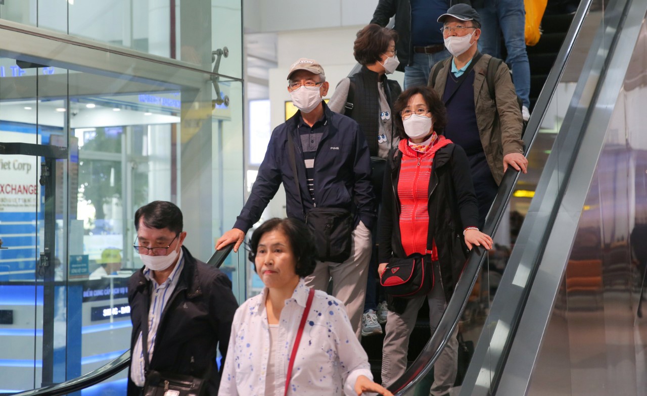 deo khau trang iwr san bay Noi Bai anh 7