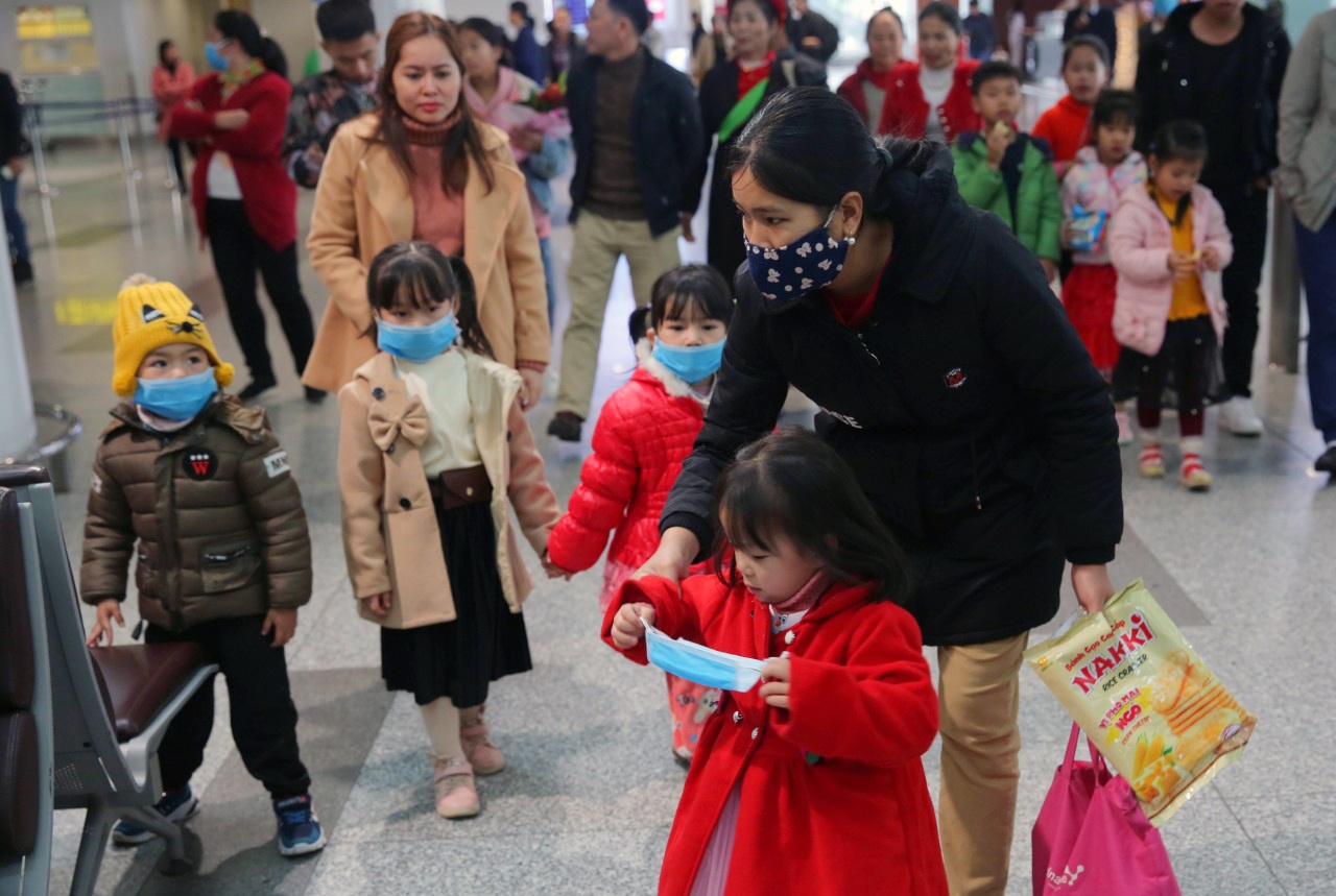 deo khau trang iwr san bay Noi Bai anh 8