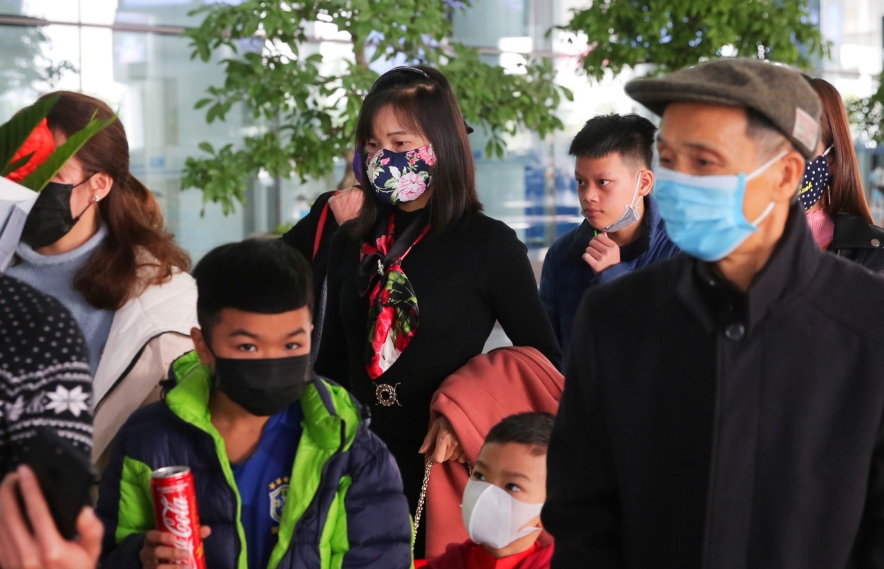 Bit khau trang kin mit o san bay giua noi so virus corona hinh anh