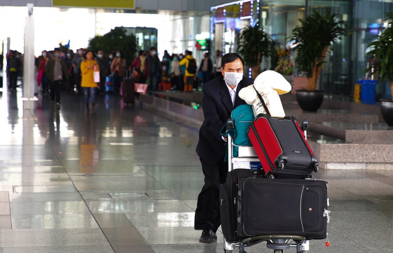 deo khau trang iwr san bay Noi Bai anh 10