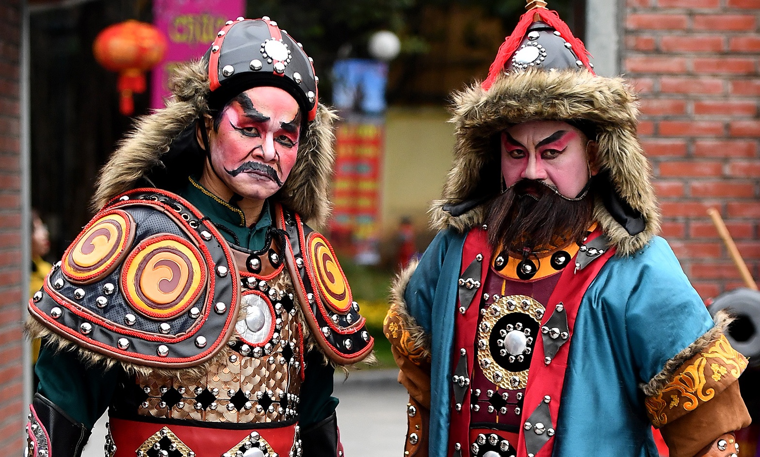 Hai 'tuong giac' thu hut su chu y cua nguoi dan o hoi go Dong Da hinh anh