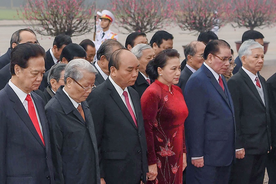 Lanh dao cap cao vieng Chu tich Ho Chi Minh dip 90 nam thanh lap Dang hinh anh