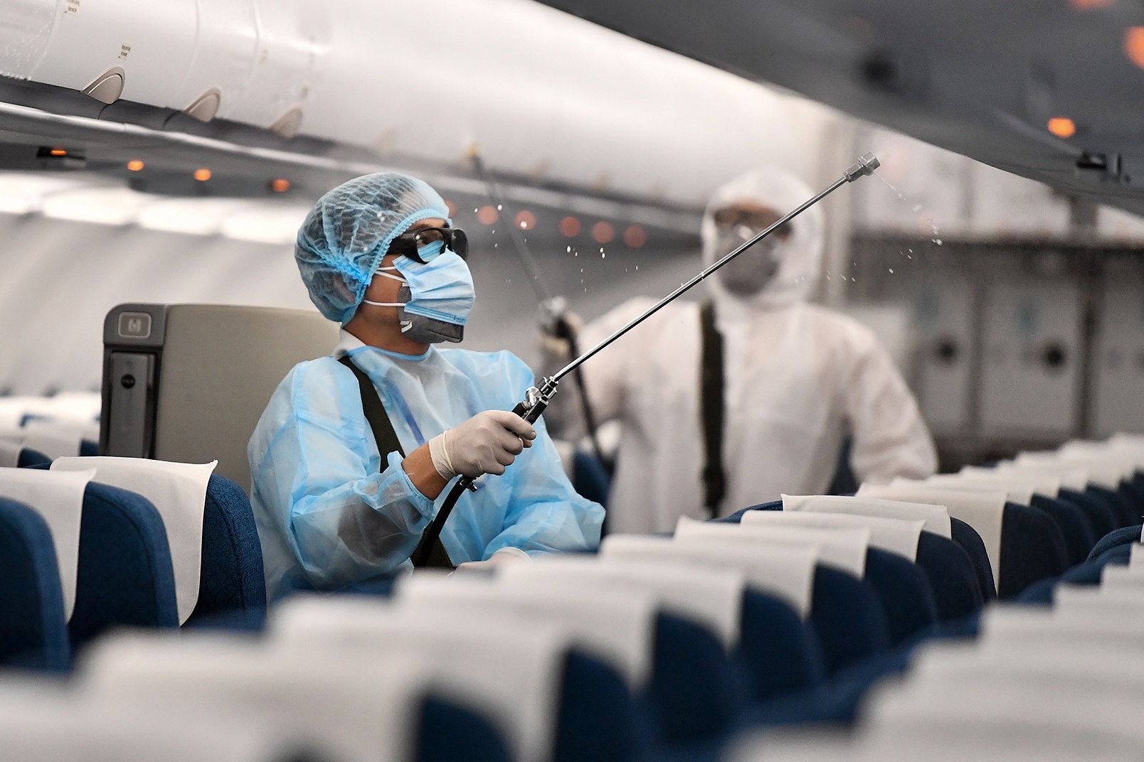 Phun thuoc khu trung may bay tu Hong Kong ve Ha Noi hinh anh